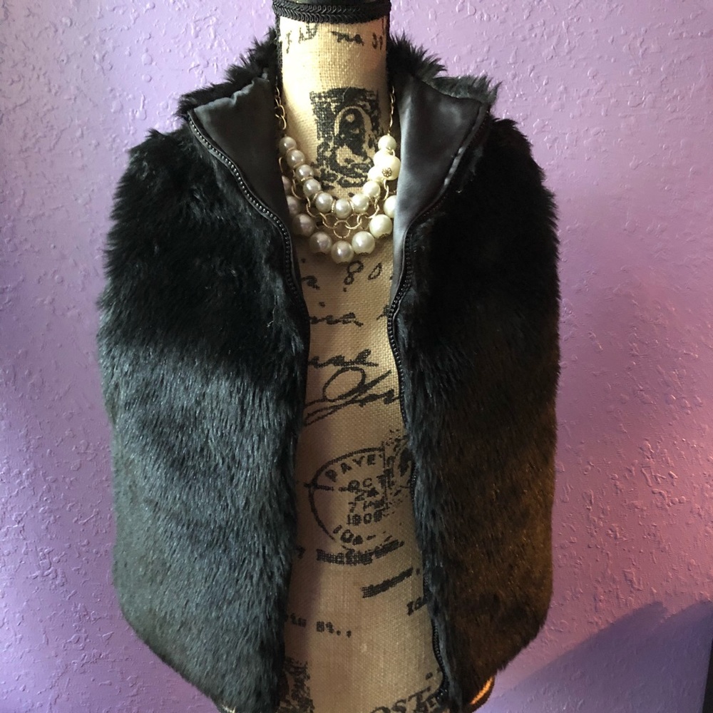 ⭐️Black faux fur vest